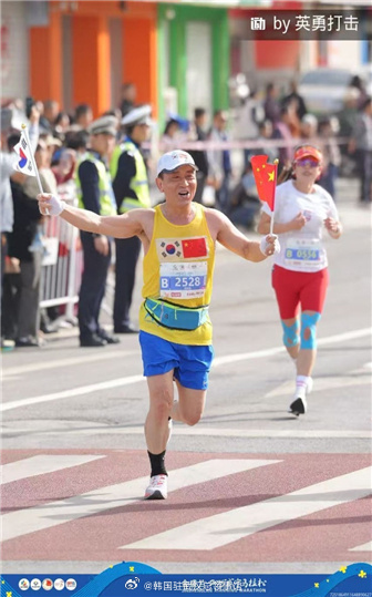 总领事跑完2025咸宁马拉松全程(4.13)